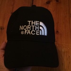 Black north face hat